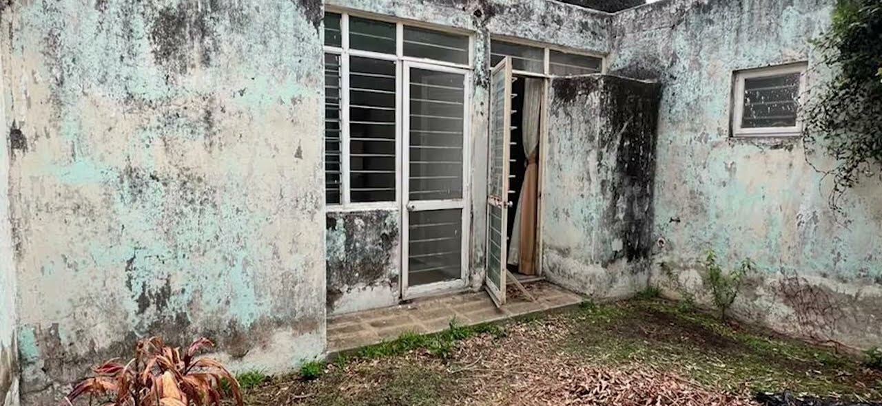 Casa Alcatraz el día que la compramos: patio con muros manchados de humedad